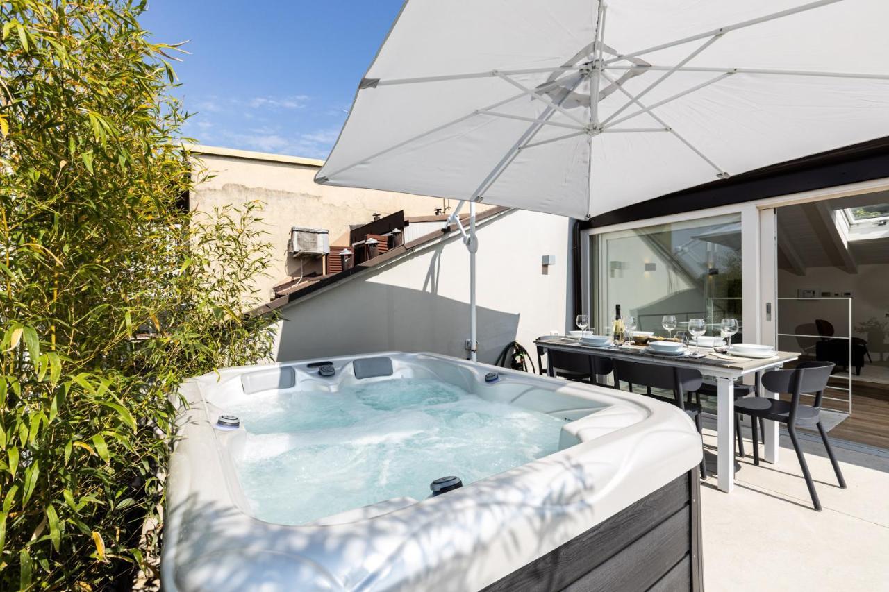 *Villa Olivo*With Private Terrace & Jacuzzi + 3Bedrooms Milan Bagian luar foto